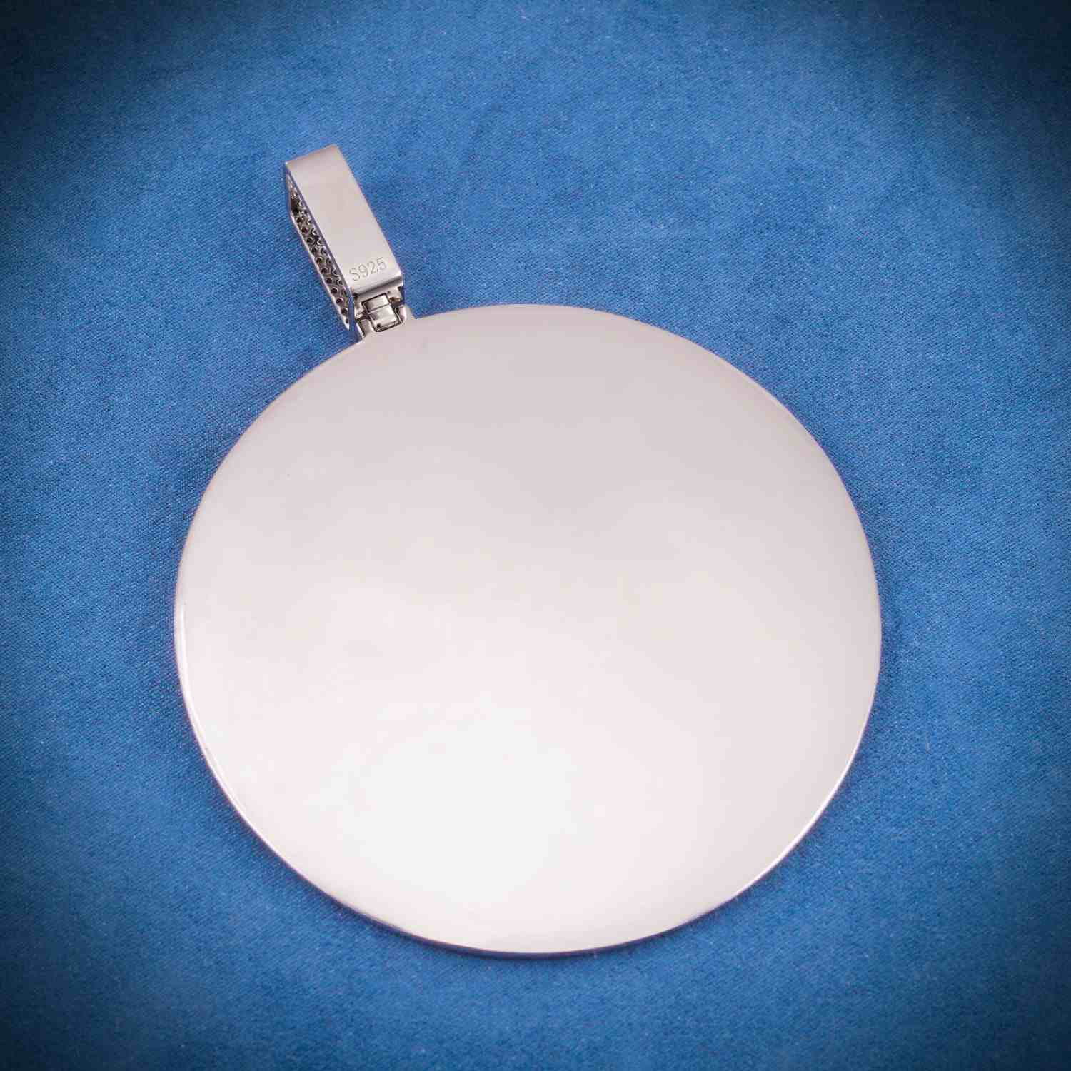 Custom Oak Moissanite Circle Pendant 14K Gold - Image 3